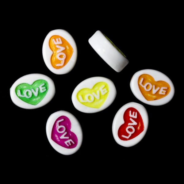ПЛАСТМАСОВИ МЪНИСТА - ПЛОЧКА ОВАЛ СЪРЦЕ С LOVE - 12.5х10х5мм МИКС СВ. - 50 гр. Отвор-2.5мм (110 бр.)