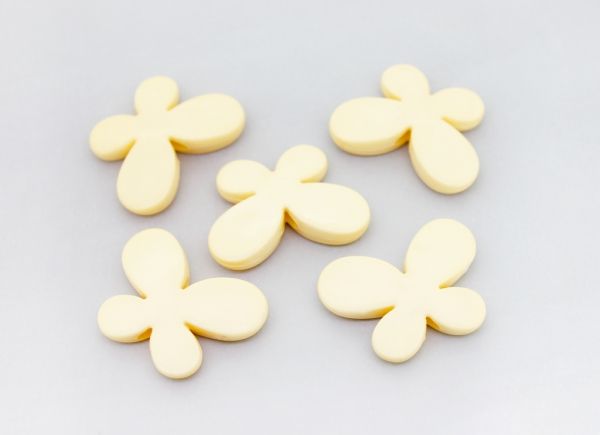 OPAQUE PLASTIC BEADS - BUTTERFLY 01 - SMOOTH - 21x29x6mm ECRU С16 - 50g Hole-3.0mm (26pcs.)