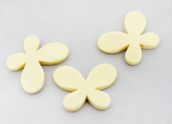 OPAQUE PLASTIC BEADS - BUTTERFLY 01 SMOOTH - 33x46x8mm CREAM ВА03 - 50g Hole-3.5mm (6pcs.)