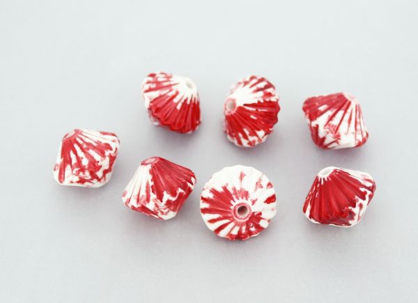 OPAQUE PLASTIC BEADS - SPRAYED - BICONES ROSETTE - 13х16 MM RED WITH WHITE - 50g Hole:2.0mm (36pcs.)