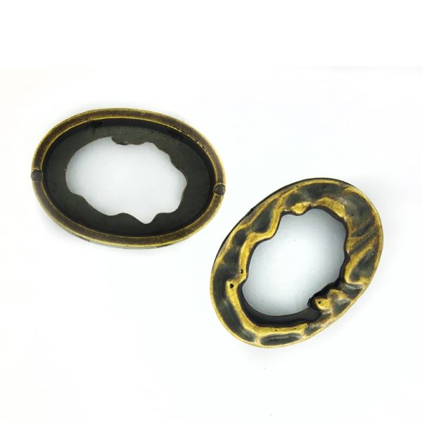 ПЛАСТМАСОВИ МЪНИСТА МЕТАЛИЗИРАНИ ССВ - ОВАЛ РЕЛЕФ 06 - 25х18х7мм СТАРО ЗЛАТО - 50 гр. Отвор-4х2.0мм (56 бр.)