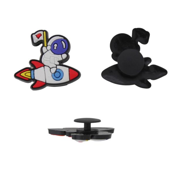 ПЛАСТМАСОВИ МЪНИСТА - ГУМЕНИ 3D - КОПЧЕ - КОСМОНАВТ 05 С РАКЕТА - 30х27х3мм ЧЕРНО-БЯЛО-СИНЬО - 2 бр.