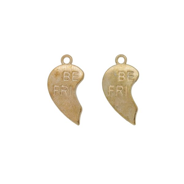 МЕТАЛНИ МЪНИСТА - ВИСУЛКА - ПОЛУСЪРЦЕ BEST FRIENDS 01 - 12х23х1.5мм ЗЛАТИСТО - В КАЧЕСТВО - ПАКЕТ 80 бр. Отвор-1.8мм