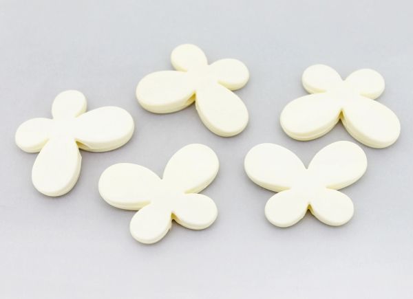 OPAQUE PLASTIC BEADS - BUTTERFLY 01 - SMOOTH - 21x29x6mm ECRU (LIGHT) С15 - 50g Hole-3.0mm (26pcs.)