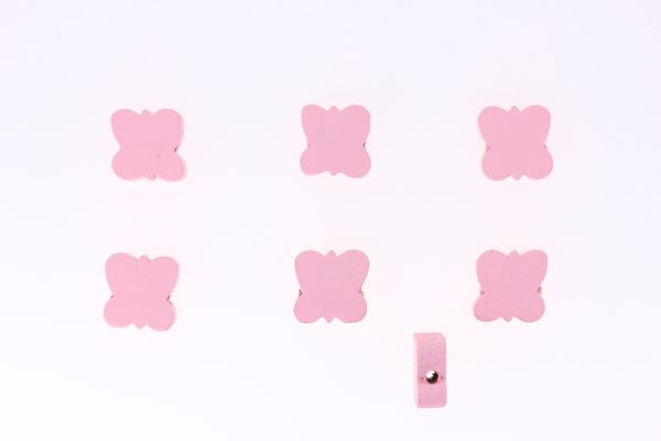 ДЪРВЕНИ ФИГУРКИ - ПЕПЕРУДА 04 - 15х15х5мм РОЗОВО СВ. - 25 бр. Отвор-2.5мм